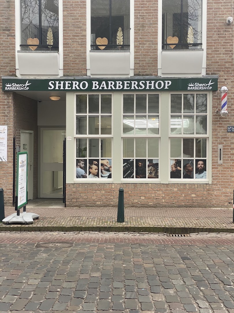 Gevel van Shero Barbershop aan de historische Markt in Oirschot, met echte barbierpaal