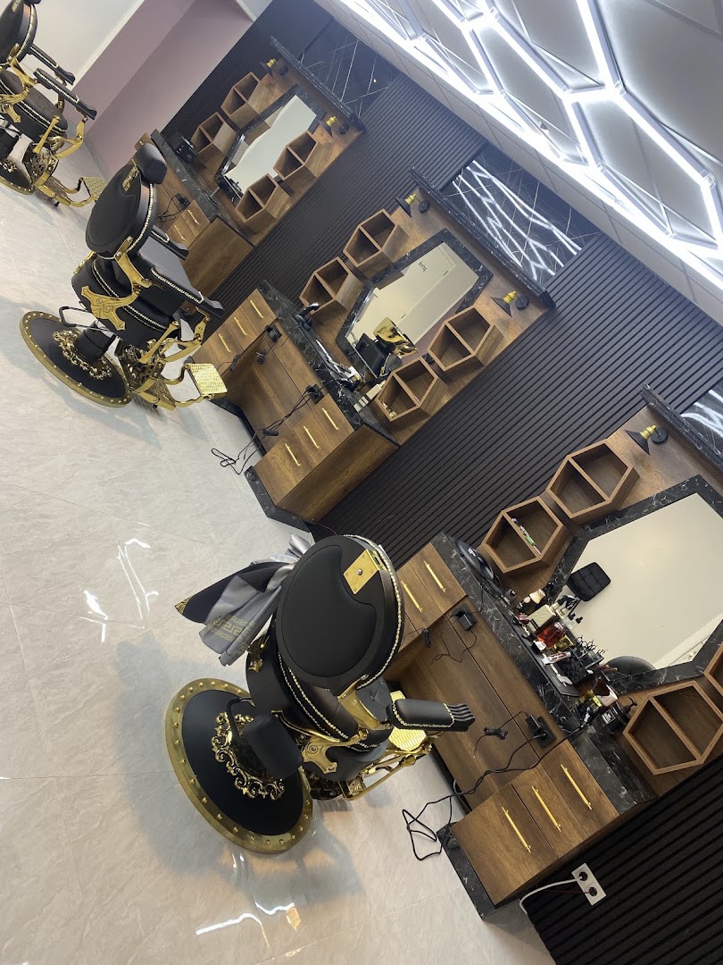 Interieur van Shero Barbershop met zwart-gouden barbierstoelen en marmeren werkbladen
