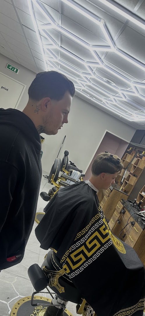 Barbier van Shero Barbershop aan het werk onder het hexagon-plafond